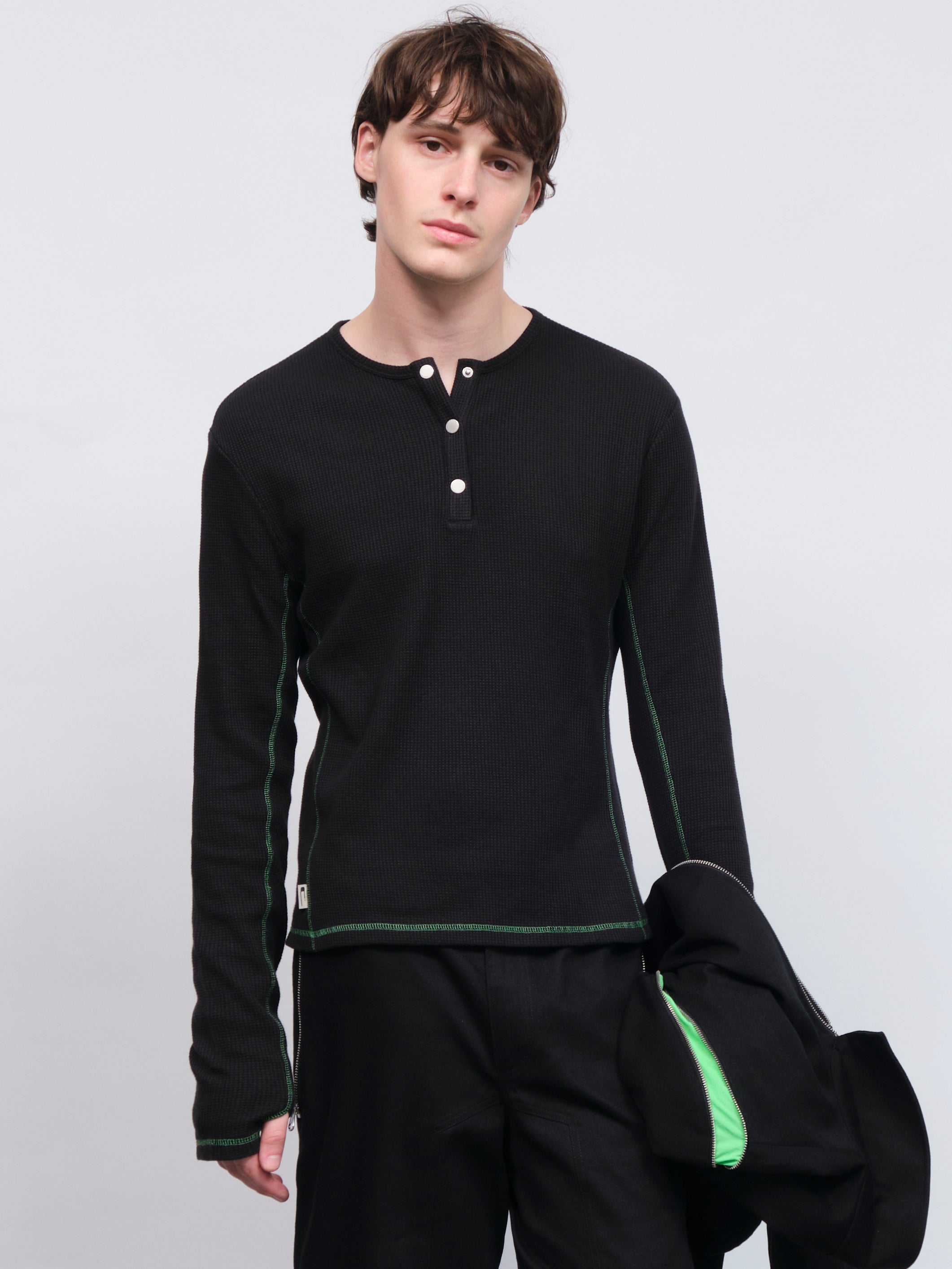 CARRER_LIS HENLEY IN BLACK & GREEN CONTRAST