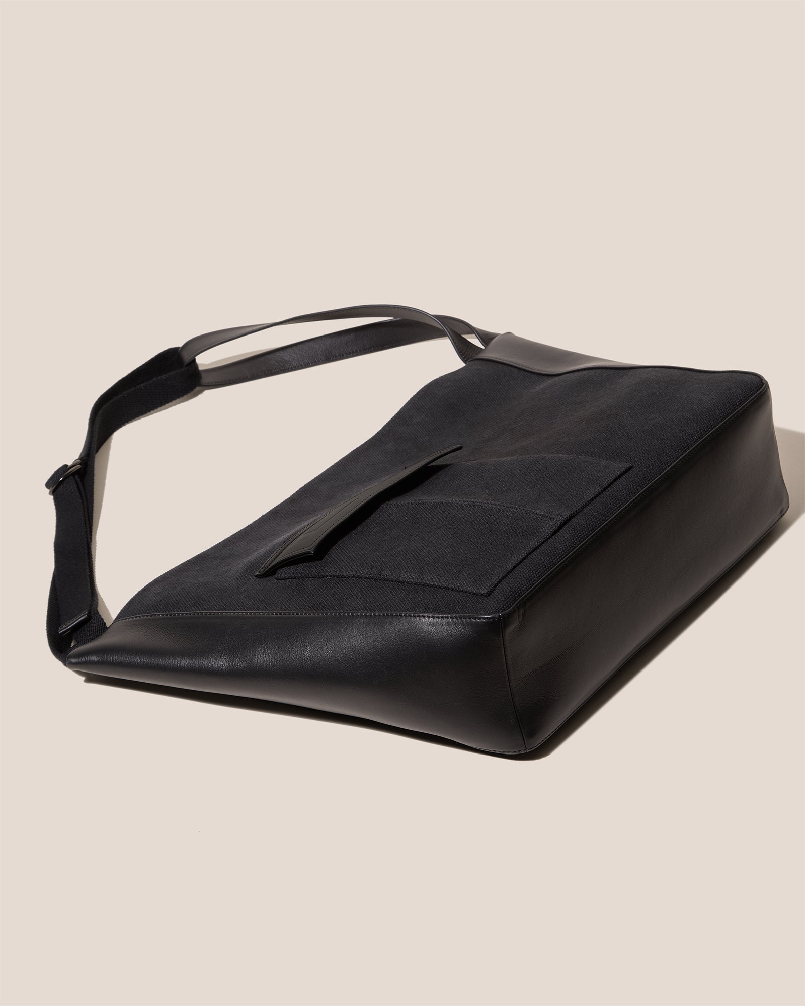 CARRER_VINCLE BAG IN BLACK