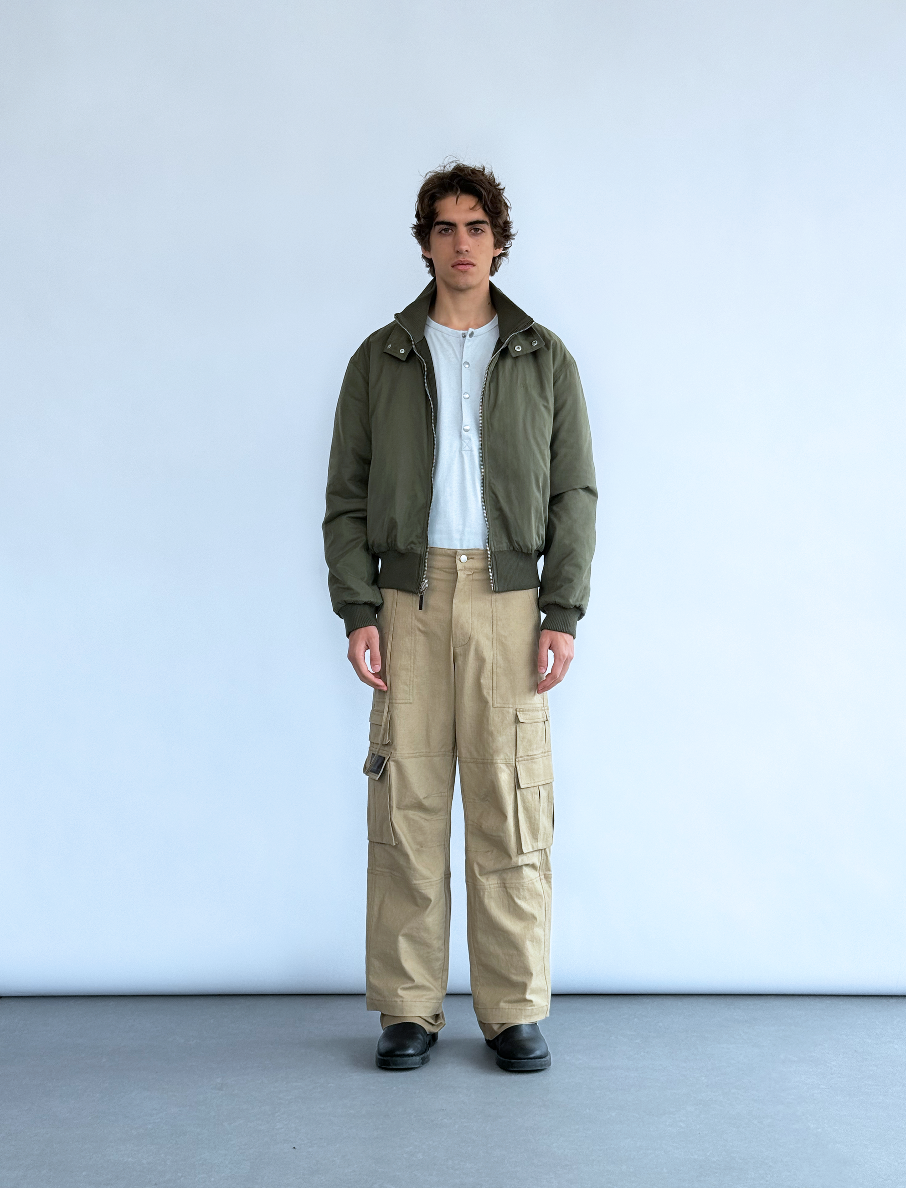 CARRER_CARGO PANTS COBALTO EN CAMEL 